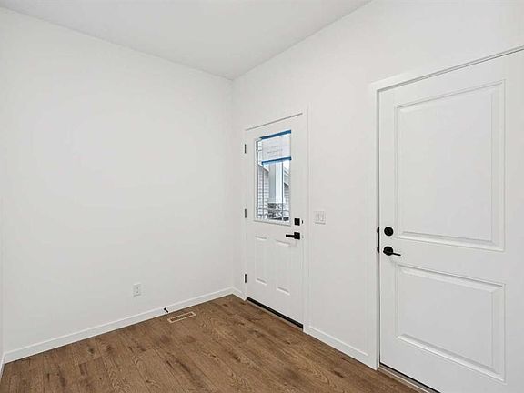 5th image of 1030 S Bayview Cres SW