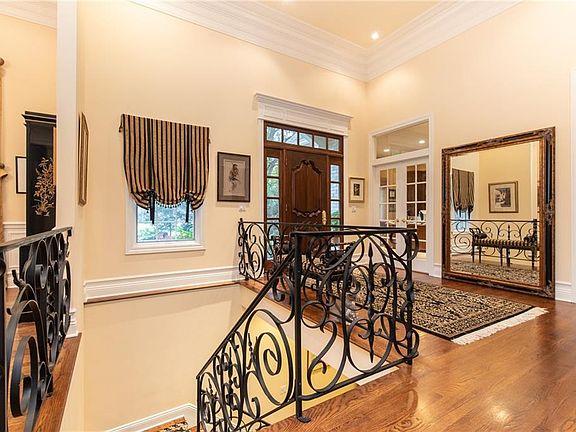 4th image of 785 Village Cir