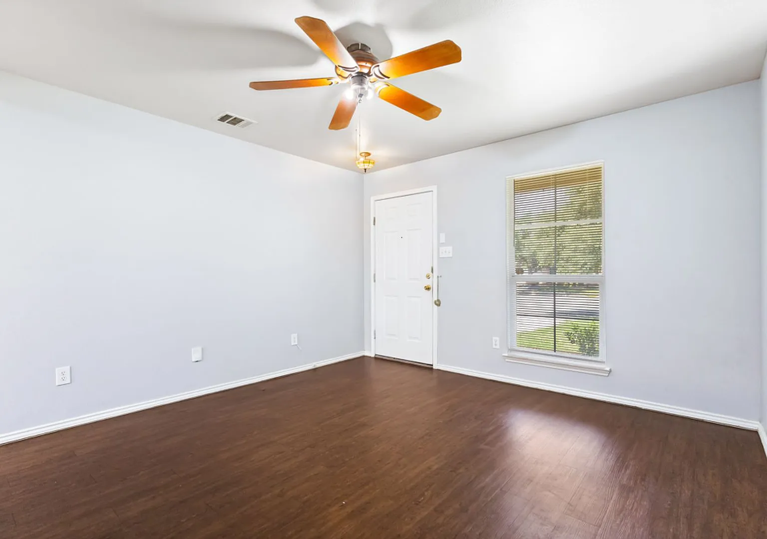 3 Bedroom/2 1/2 Bath Wildhorse Subdivision — Photo 4