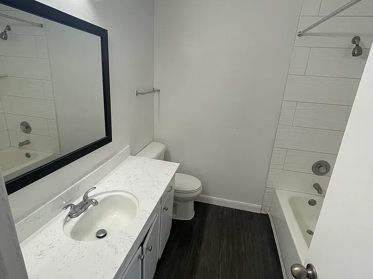 Bateswood Manor Apartments — Photo 20