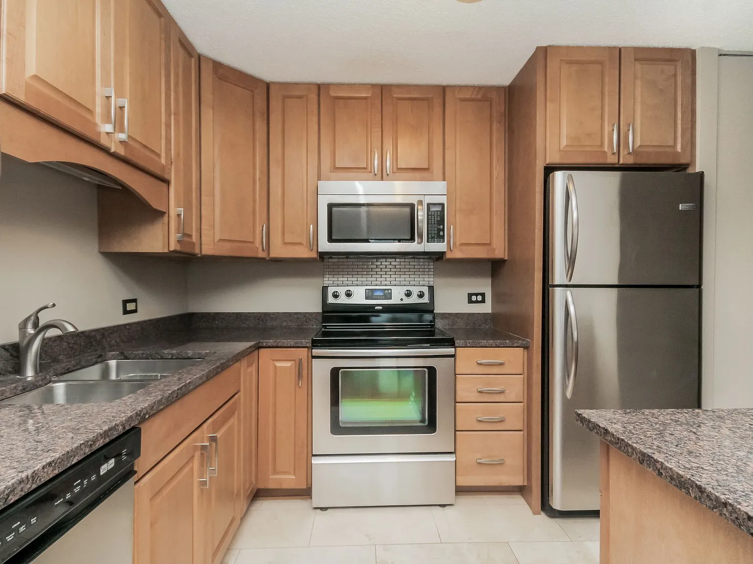 10 E Ontario Condos — Photo 3