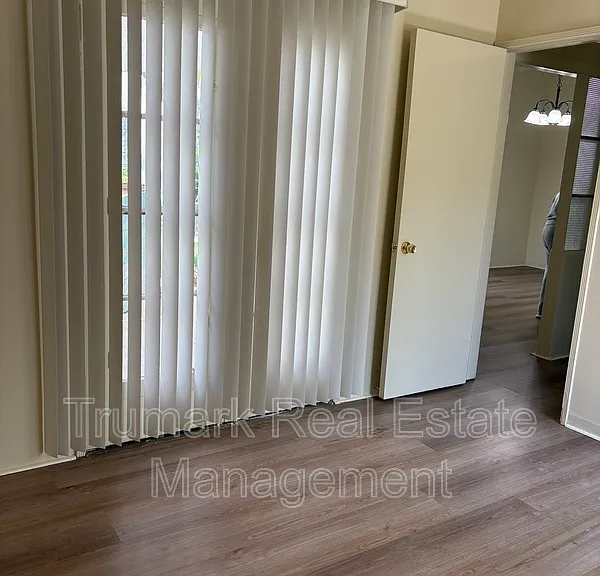 1037 E Glenoaks Blvd #A — Photo 2