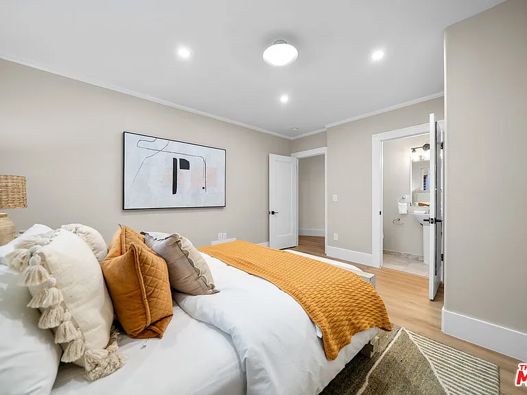 320 Westminster Ave — Photo 11