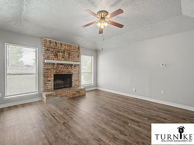 913 Springhill Dr — Photo 18