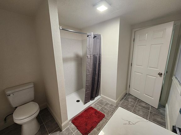 5th image of 2875 Raymond Ave