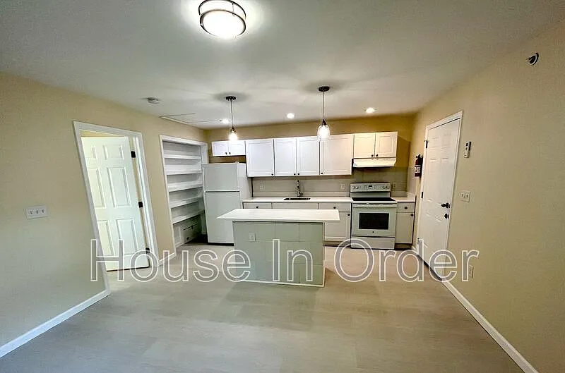 1 bed, 1.0 bath, $1,295 — Photo 3