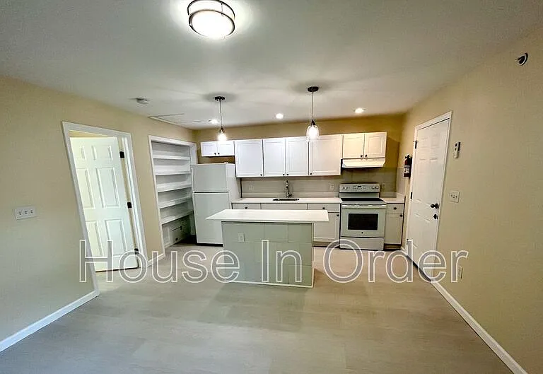 307 8th Ave E #203 — Photo 3
