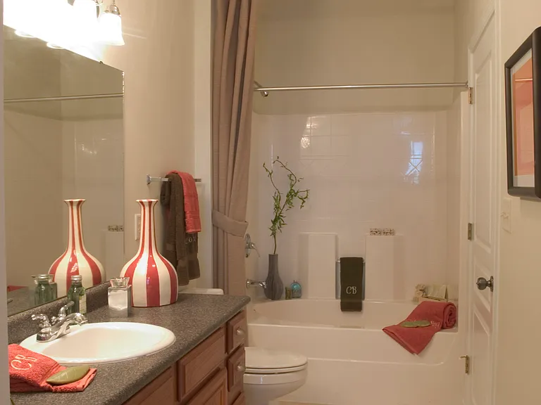 Calypso Bay Apartments — Photo 36