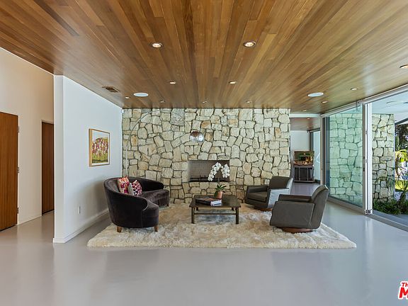 4th image of 7979 Mulholland Dr