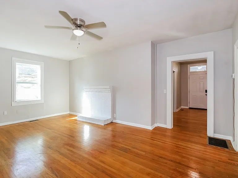 906936_018_living_room_13190437.jpg