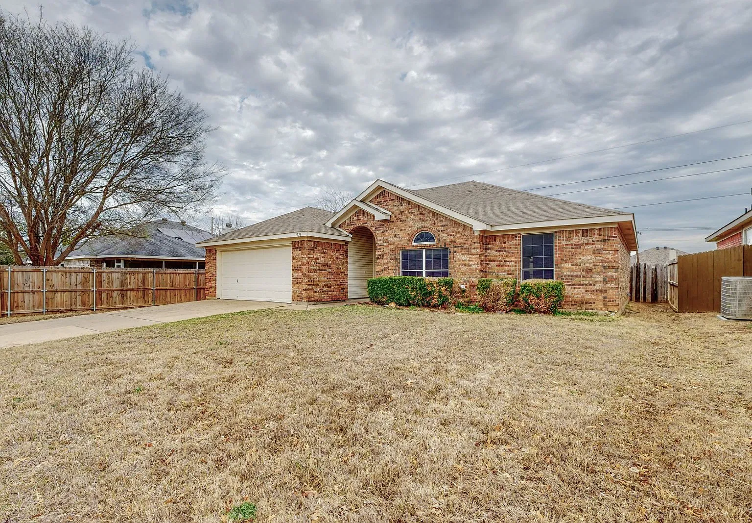 3 bed, 2.0 bath, 1638 sqft, $2,300 — Photo 1