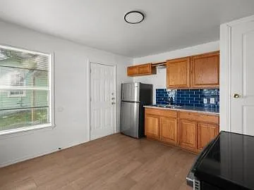 1404 Mulford St — Photo 2