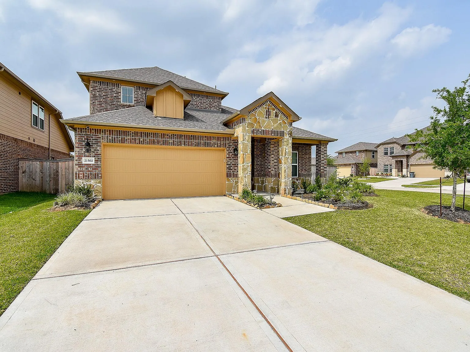 4 bed, 3.5 bath, 2589 sqft, $2,950 — Photo 2