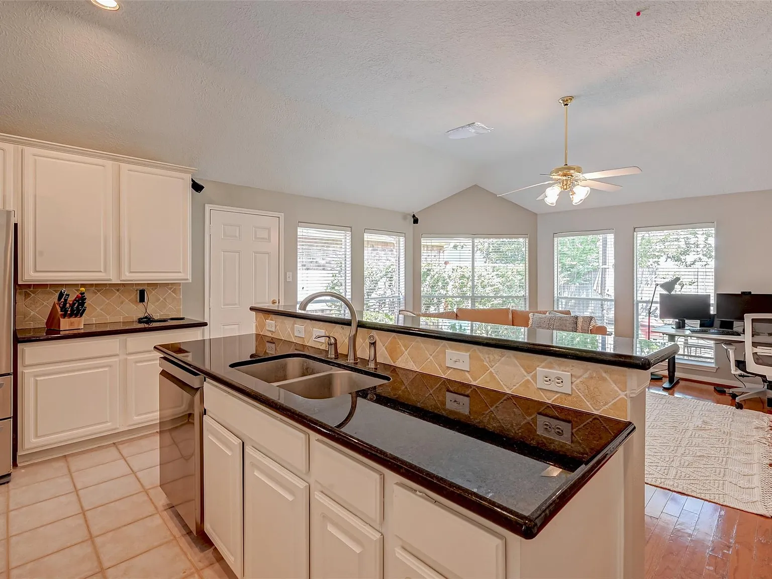 3 bed, 2.0 bath, 2004 sqft, $2,900 — Photo 4