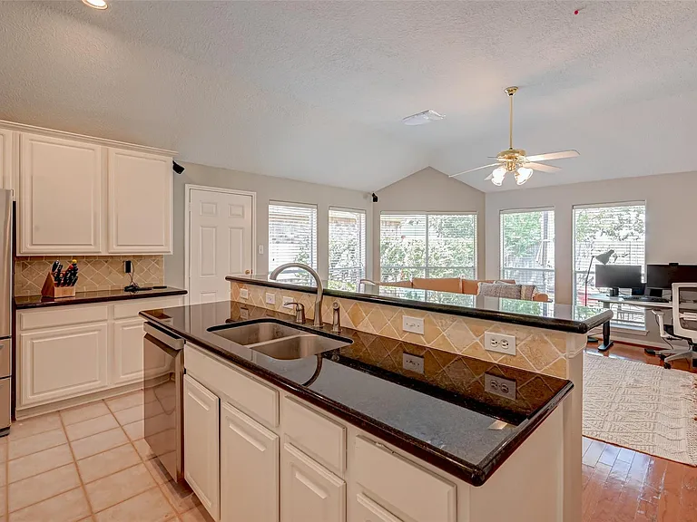 1107 Parkhaven Ln — Photo 4