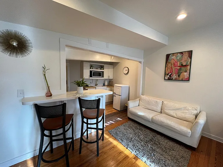 313 2nd St SE #205 — Photo 8