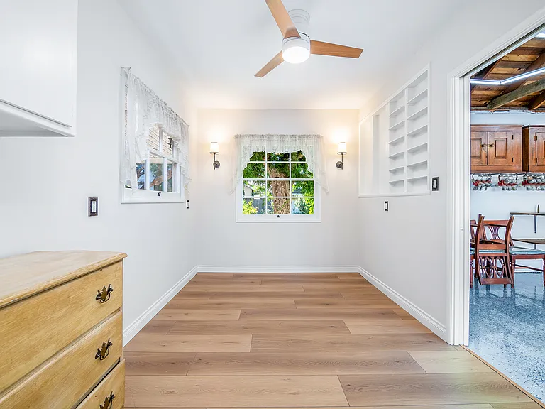 537 University Ave — Photo 25