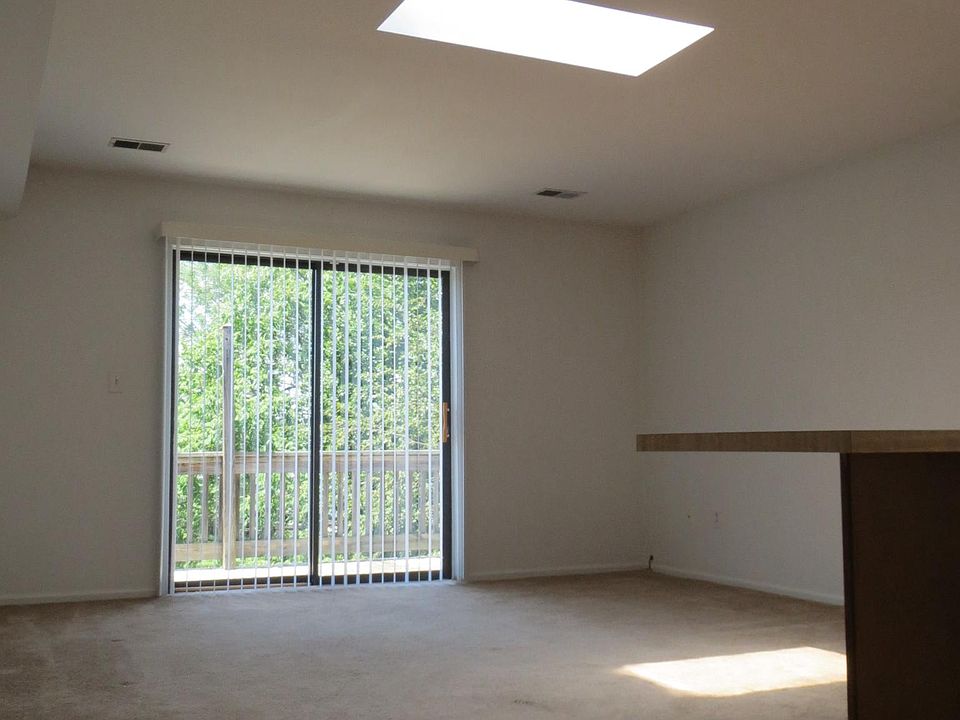 Huge open great room overlooking 16' deck overlooking lilacs