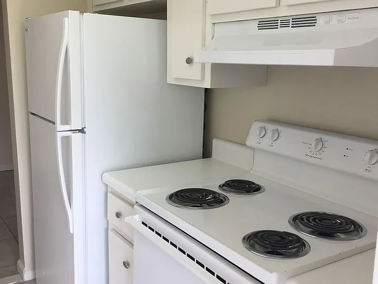 LA BELLE HARBOR CONDOS — Photo 5