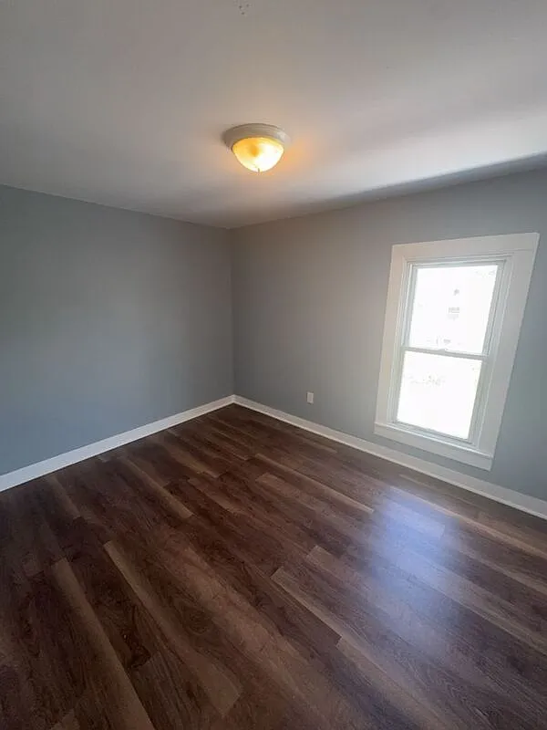 3 bed, 1.0 bath, 1100 sqft, $1,150 — Photo 2