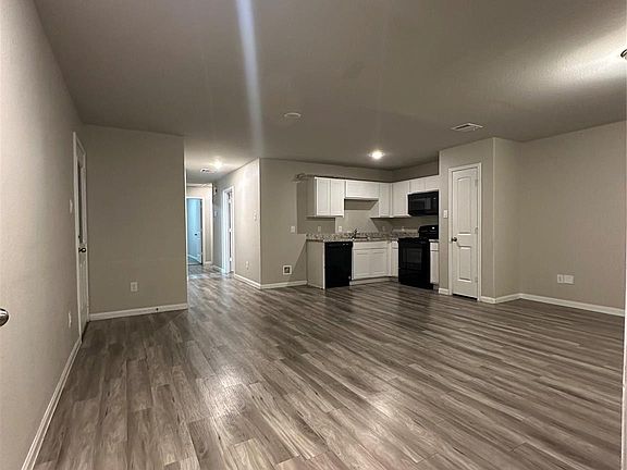 4th image of 627 W Live Oak St