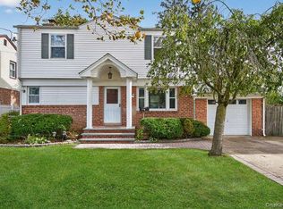 452 Latham Rd, Mineola, NY 11501