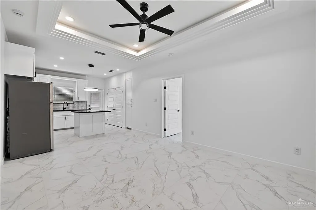 3 bed, 2.0 bath, 1040 sqft, $1,350 — Photo 3