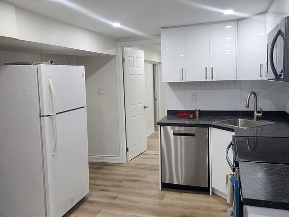 5th image of 2361 Barclay Rd