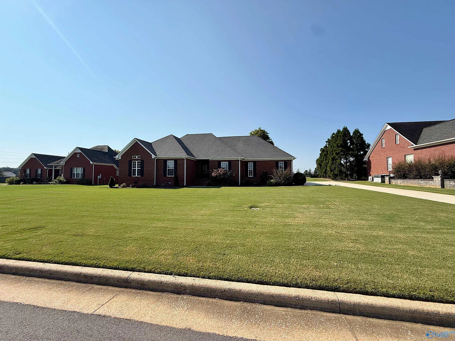 4 bed, 2.5 bath, 2200 sqft, $2,000 — Photo 2