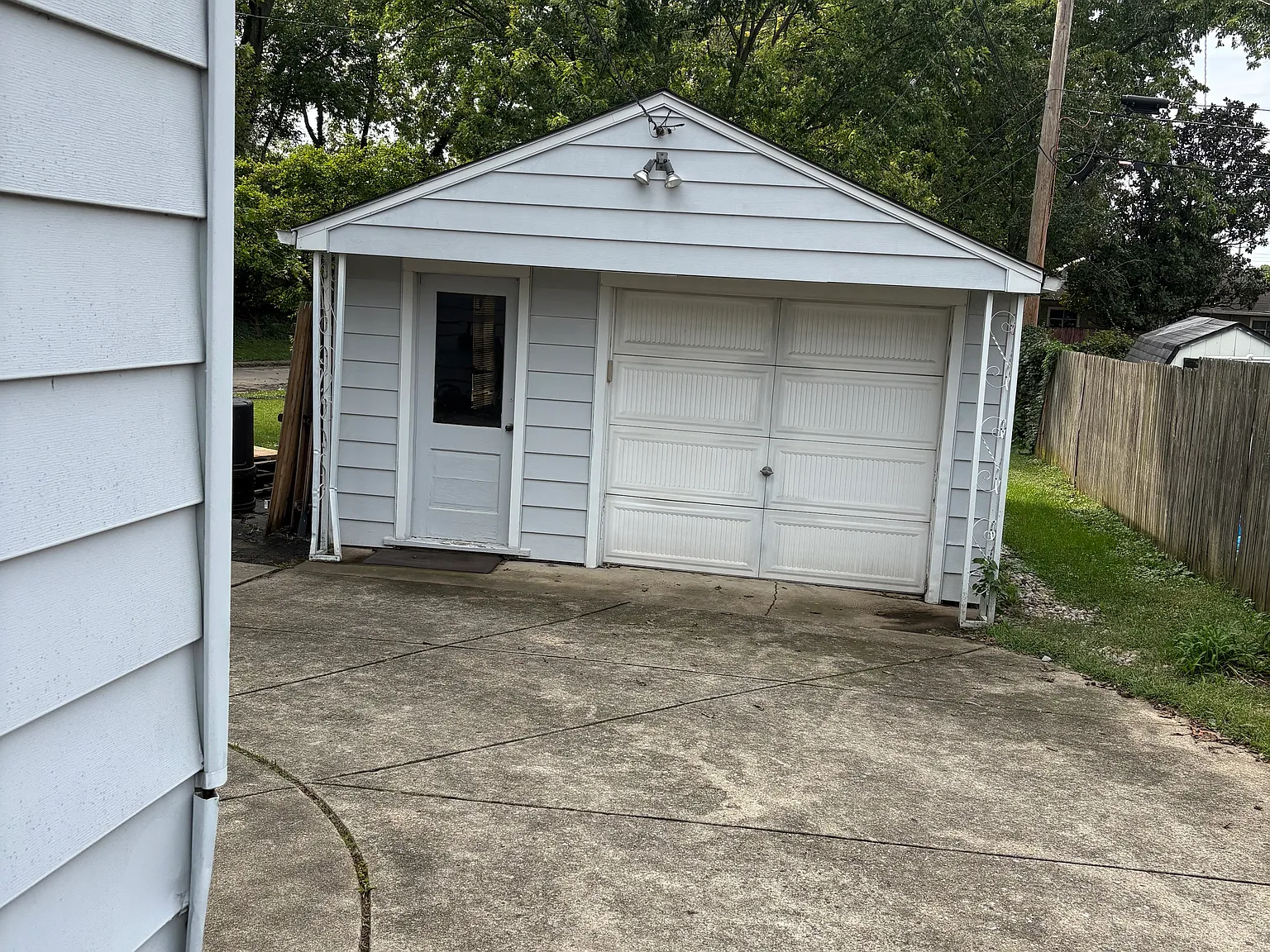 2 bed, 858 sqft, $1,300 — Photo 2