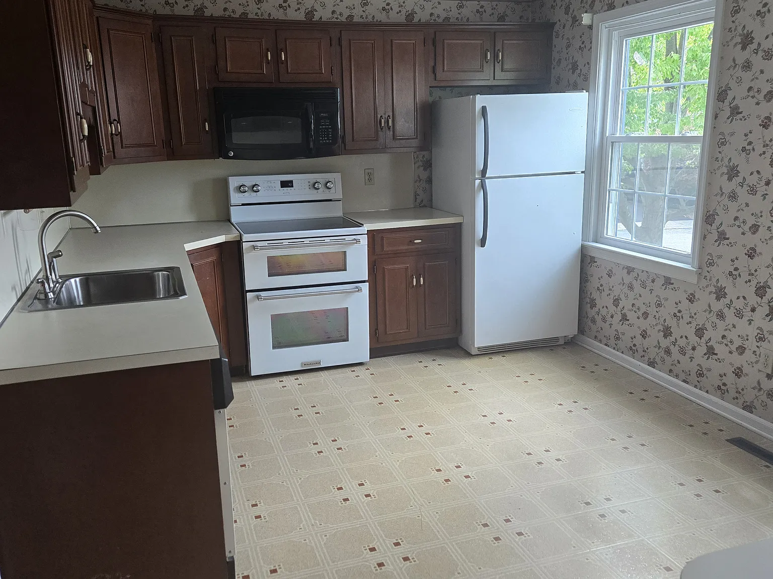 4 bed, 3.5 bath, 1932 sqft, $3,200 — Photo 3