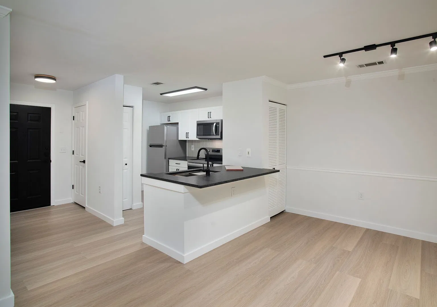 Fully Renovated 2 Bed / 2 Bath Condo in Gated Reserve at Woodbridge — Photo 3