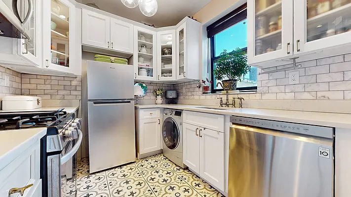 Sold by Bizzarro Agency | media 6