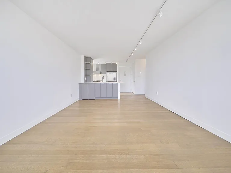 200 E 11th St #Penthouse 1 — Photo 5