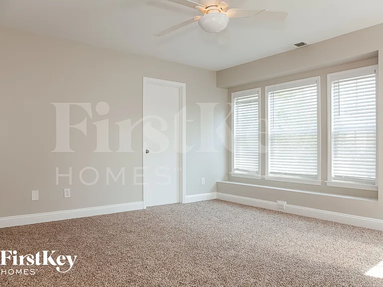 1033 Kings Mountain Ln — Photo 8