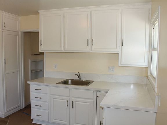 4th image of 1613 W Victory Blvd #1613