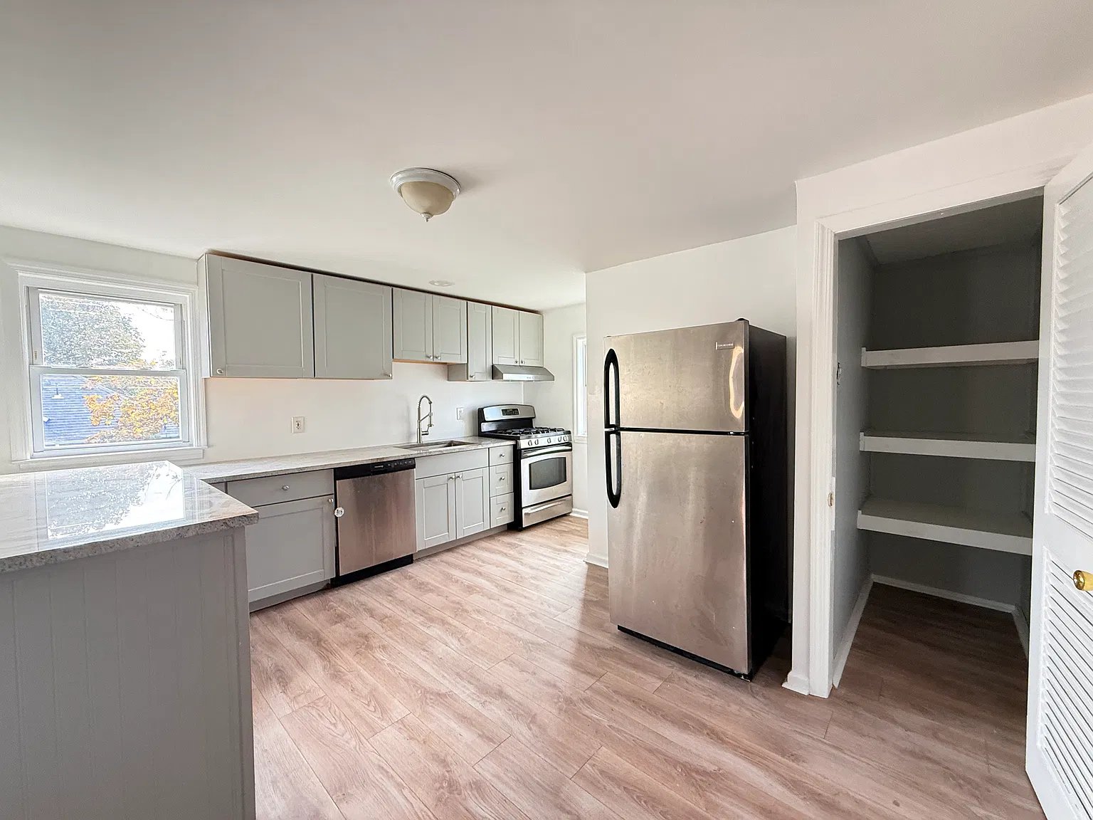 404 4th Ave — Photo 3