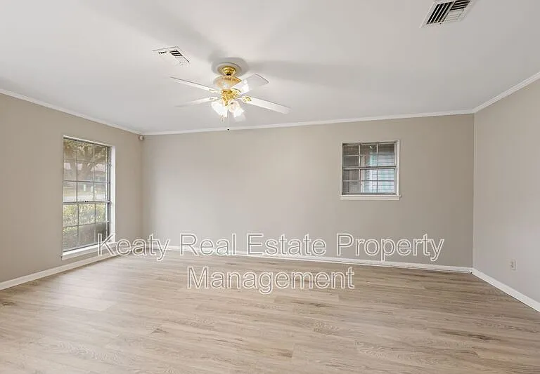137 Amber St — Photo 24