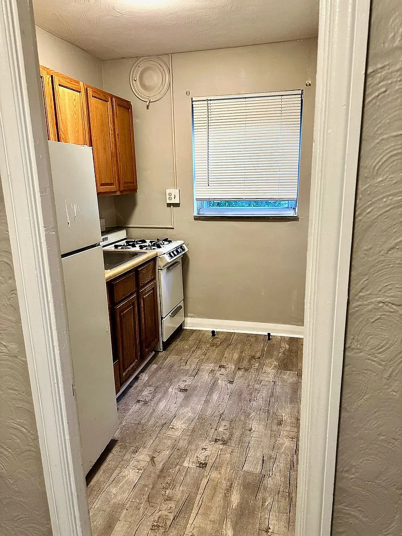 Beautiful Apartments in Dormont * Pet Friendly * One Block to the T * Spacious * Updated * Availa... — Photo 3
