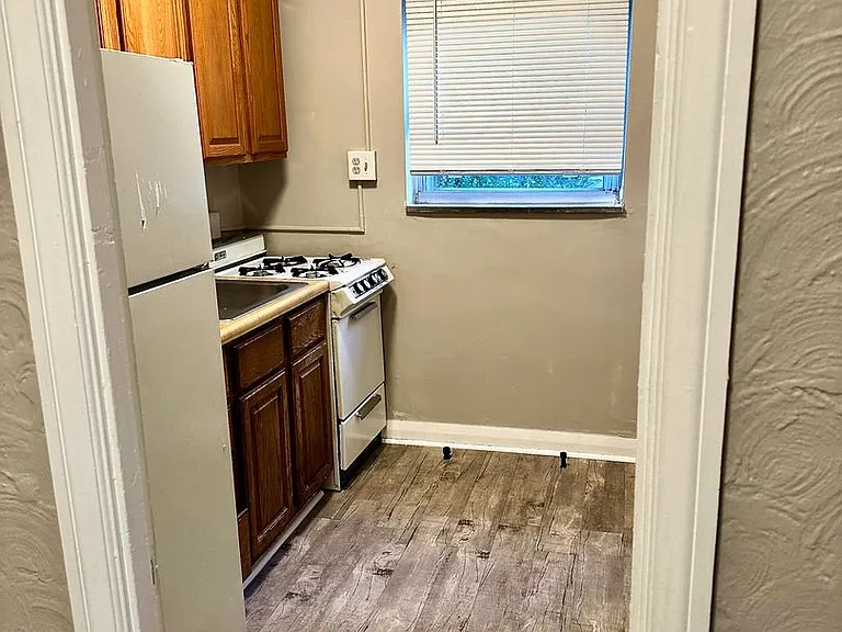 2910 Voelkel Ave — Photo 4
