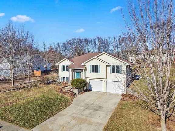 2nd image of 915 Maplewood Dr