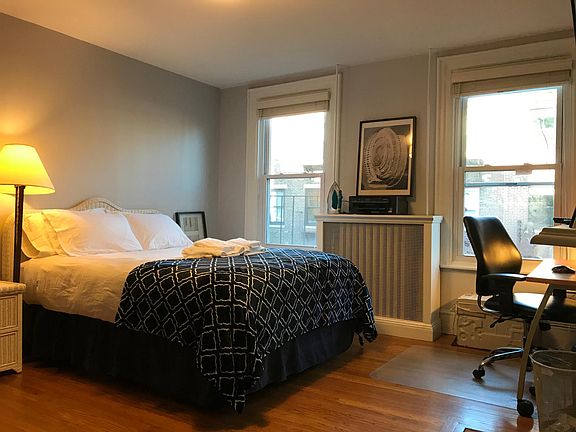 2nd bedroom. Queen size bed.
