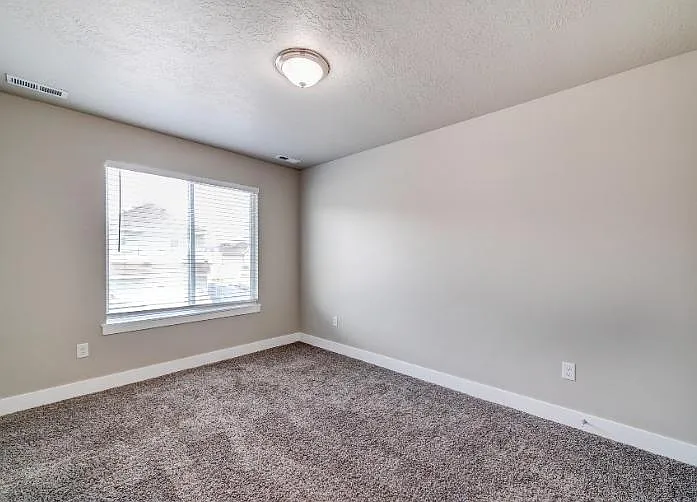 4 bed, 3.5 bath, 2368 sqft, $550 — Photo 2