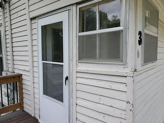 2nd image of 107 NE Elm St #C