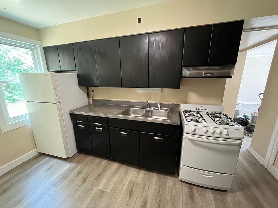 1st image of 305 Cedar Dr