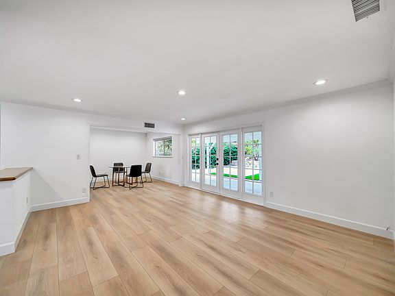 4th image of 20618 Clark St