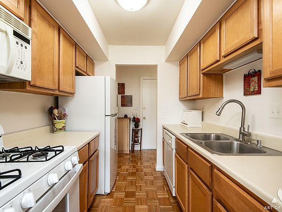 3rd image of 2025 Country Club Dr APT 13