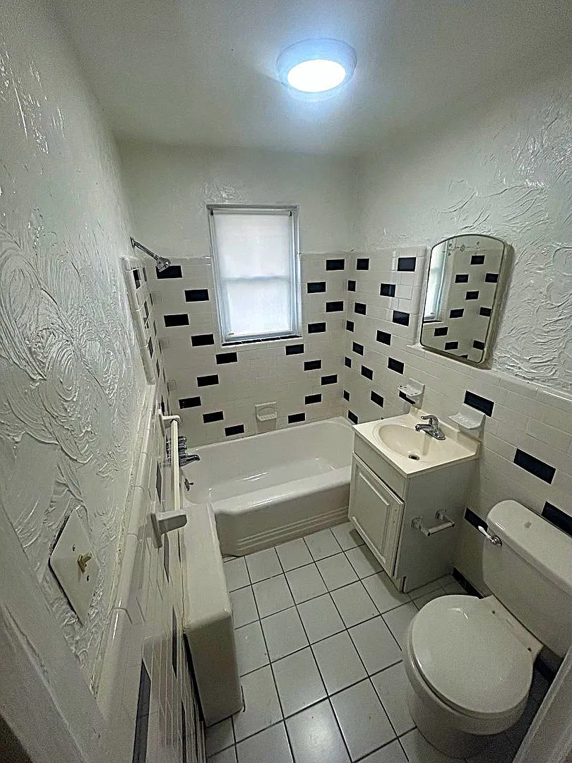 Thouron Apartments — Photo 4