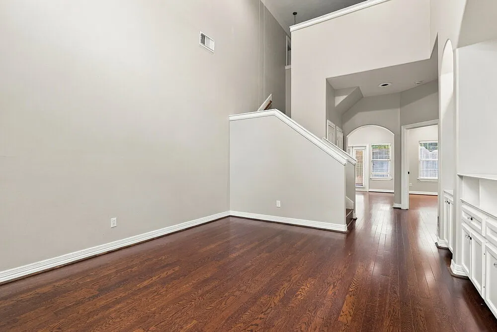 5 bed, 3.5 bath, 2283 sqft, $2,360 — Photo 4