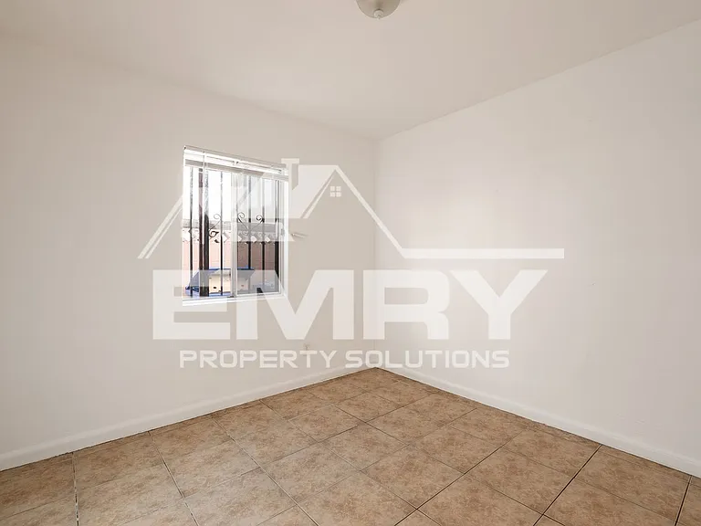 2534 Hill St — Photo 4